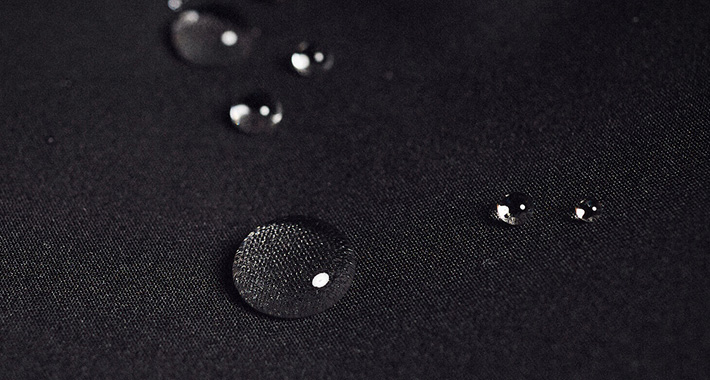 強く降りかかる雨でも心強い鉄壁の防水性×驚異の透湿性 イメージ