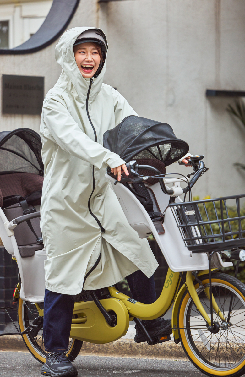 リュックを背負ったまま着用できるロング丈のレインコート。 イメージ1枚目