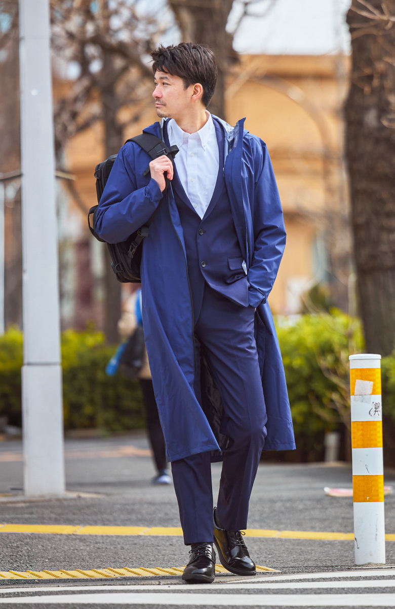 リュックを背負ったまま着用できるロング丈のレインコート。 イメージ2枚目