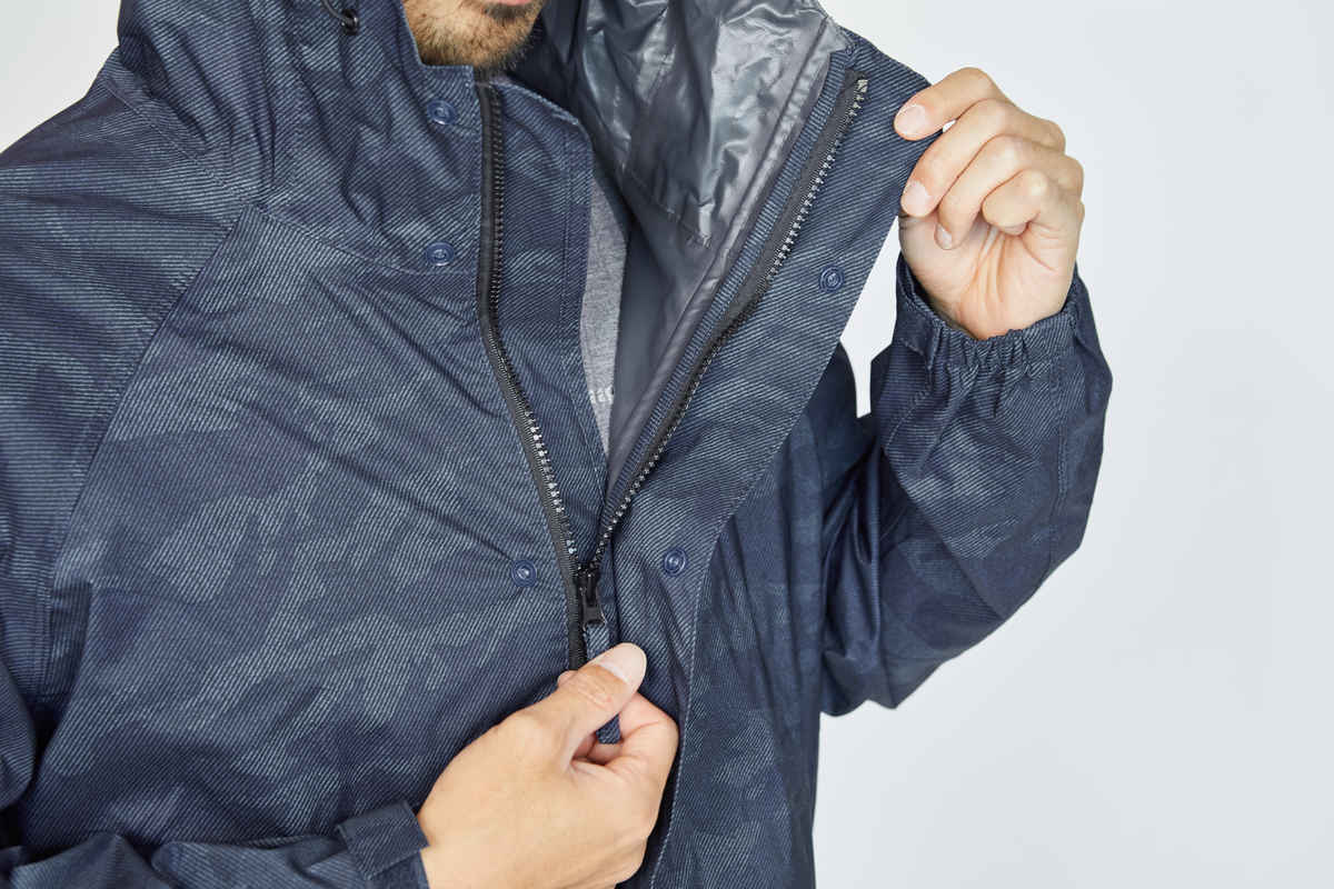 雨の侵入を防ぐスナップボタンフラップのフロントファスナー