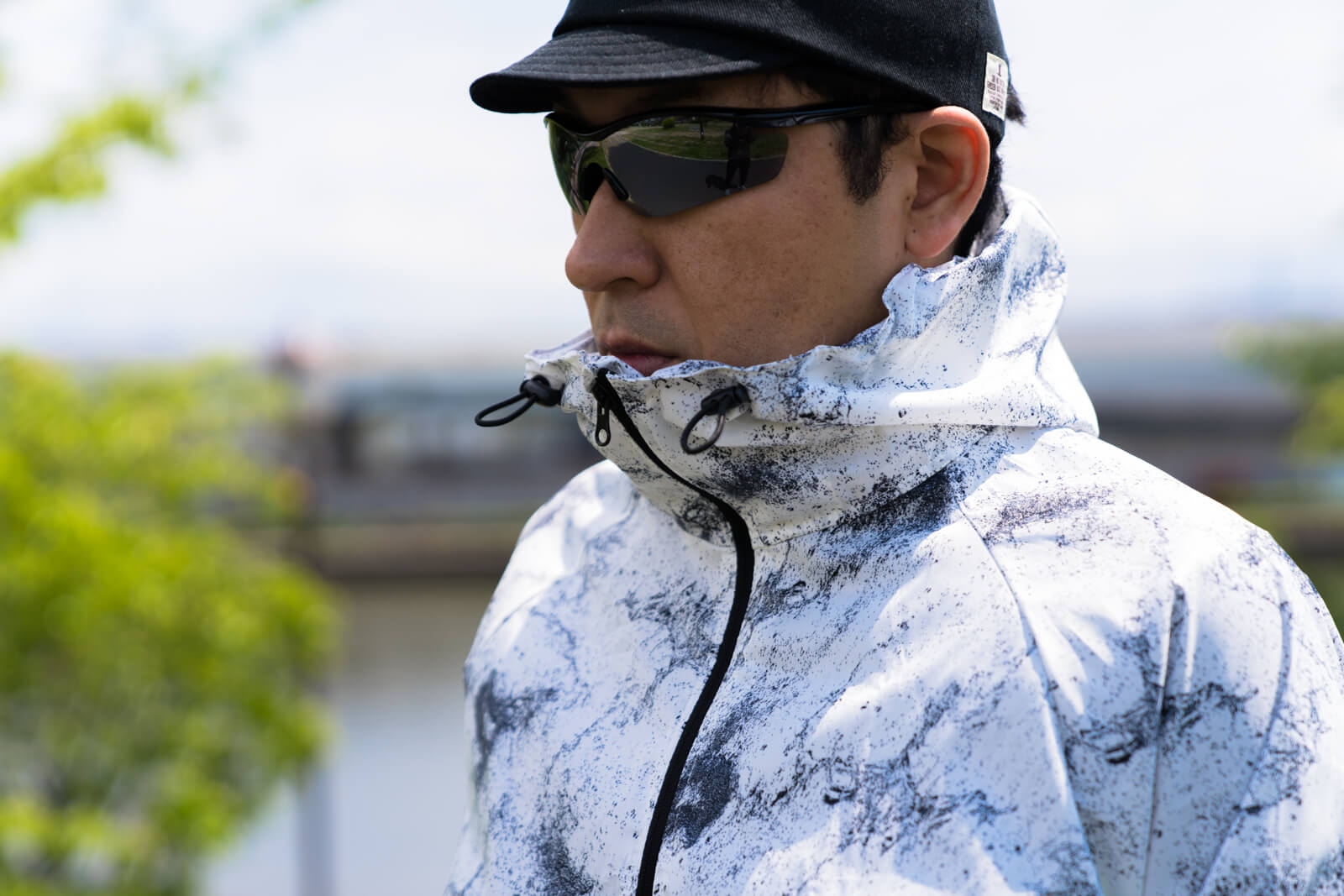 頭の形に合わせて調節可能、口元まで覆える衿高フード