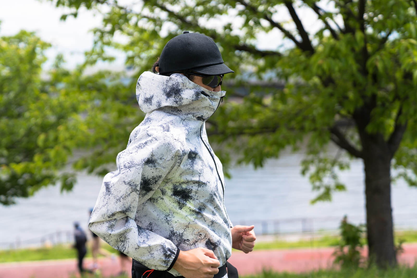 ランニングでどうしても人とすれ違ったり近づいてしまう場合に、吐く息や飛沫を飛ばさないようにすることができます２。