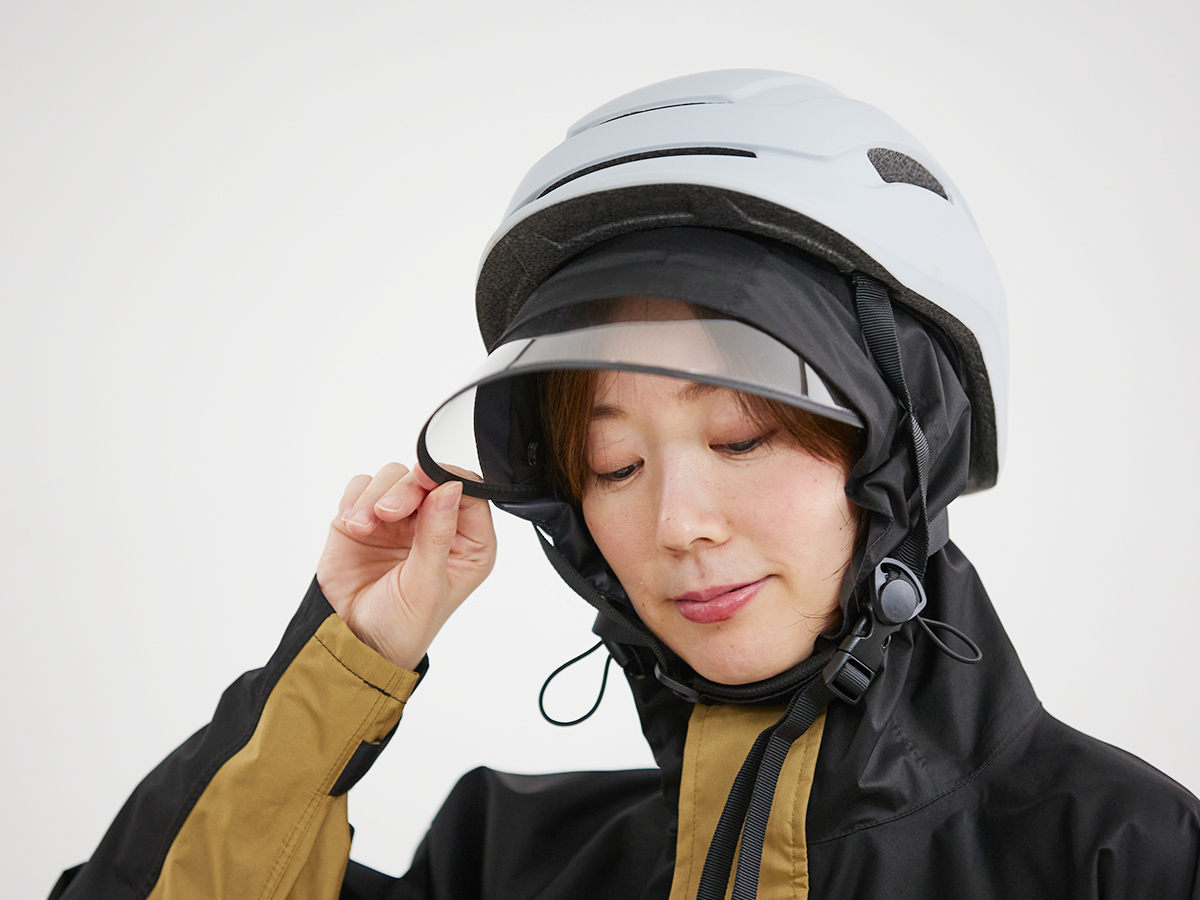 雨の日のヘルメット装着 ＋ レインフードで安全運転を実現する、正しい着用方法