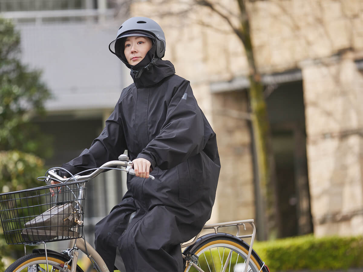 自転車ヘルメット着用が努力義務化へ。フードを被ってのヘルメット着用に快適なレインウェア特集