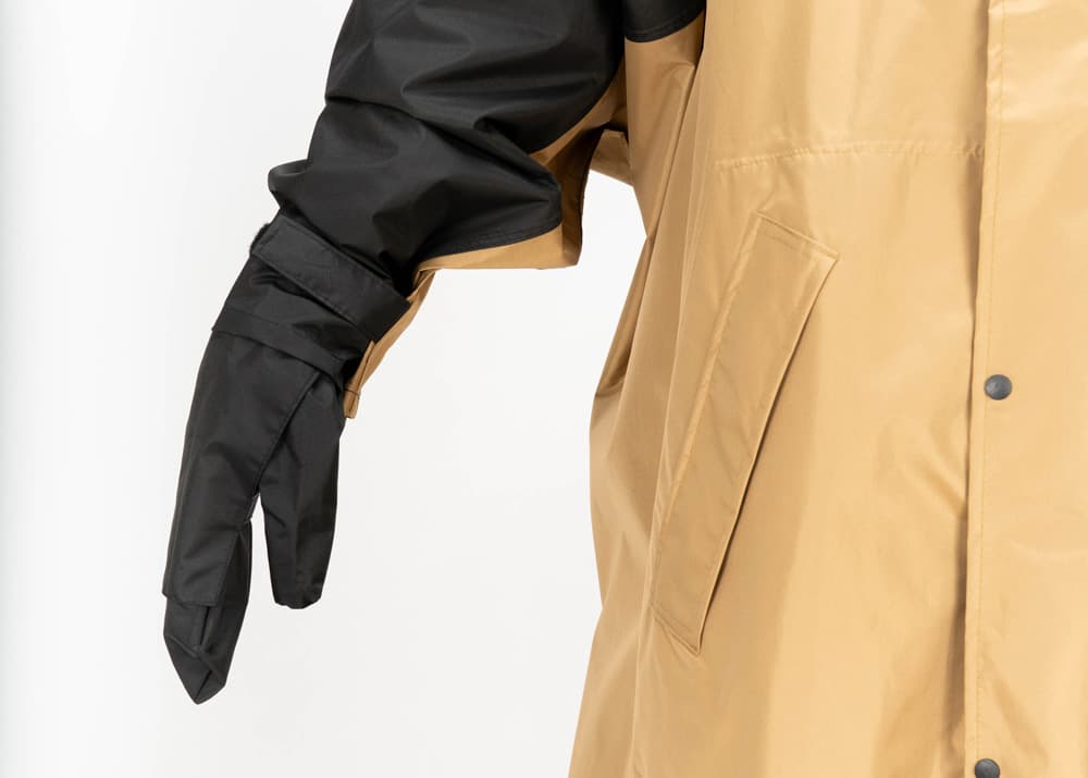 新たに標準装備された防水透湿生地で作ったレインミトン